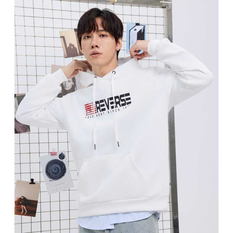 清潔感あふれるホワイトパーカーで好印象！シンプルデザインで毎日着たくなるメンズおすすめ5選