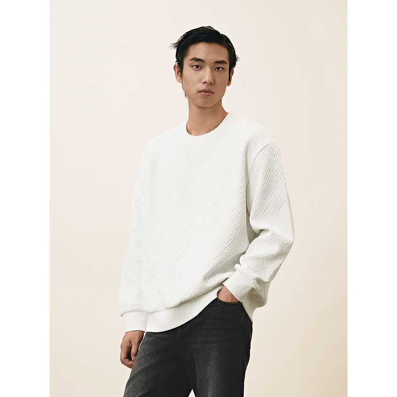 リラックス感が大人の魅力を引き立てる！メンズ ホワイト トレーナー オーバーサイズで作る洗練スタイル5選