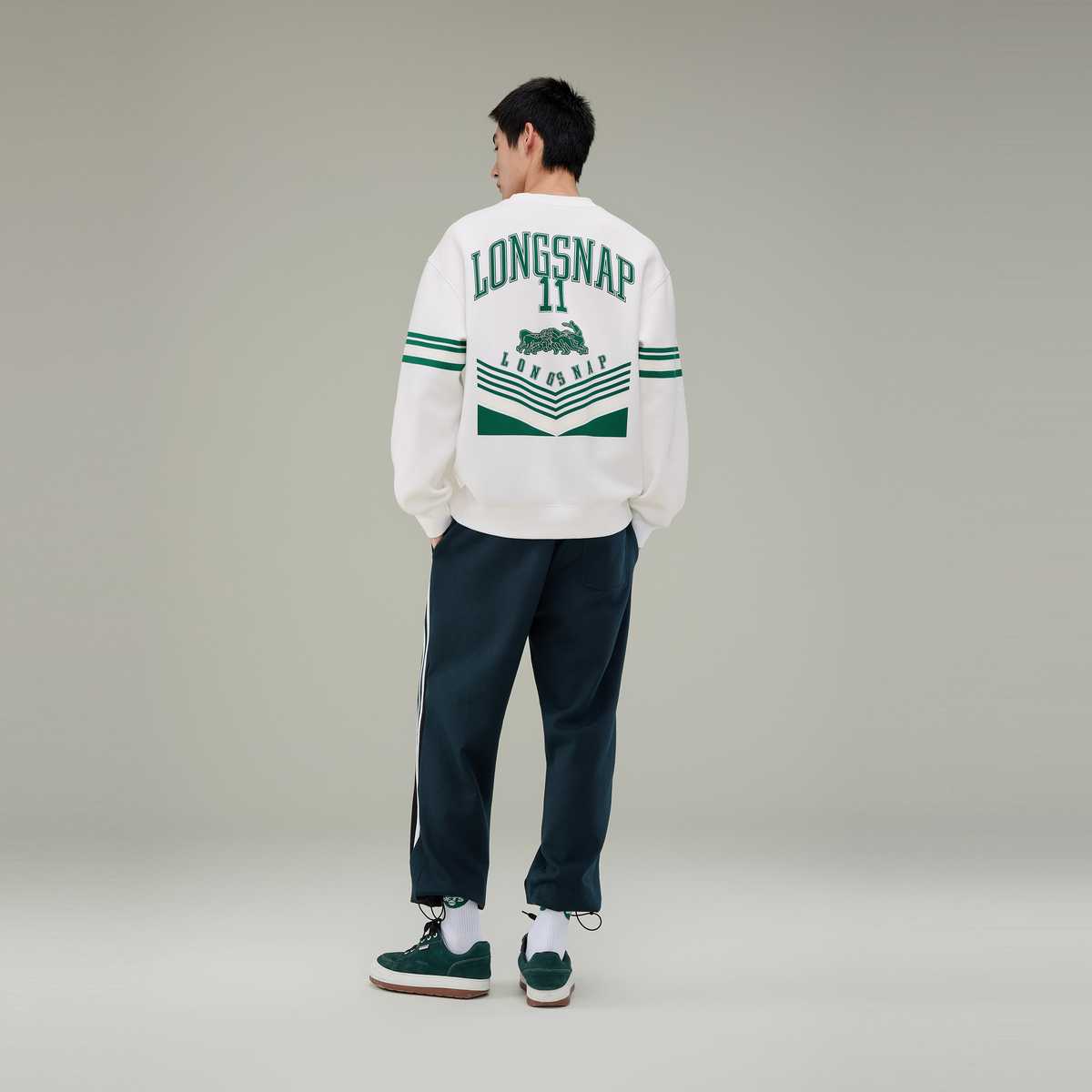 一枚で品格が決まる！メンズ ホワイト トレーナーで叶える大人の洗練スタイル5選