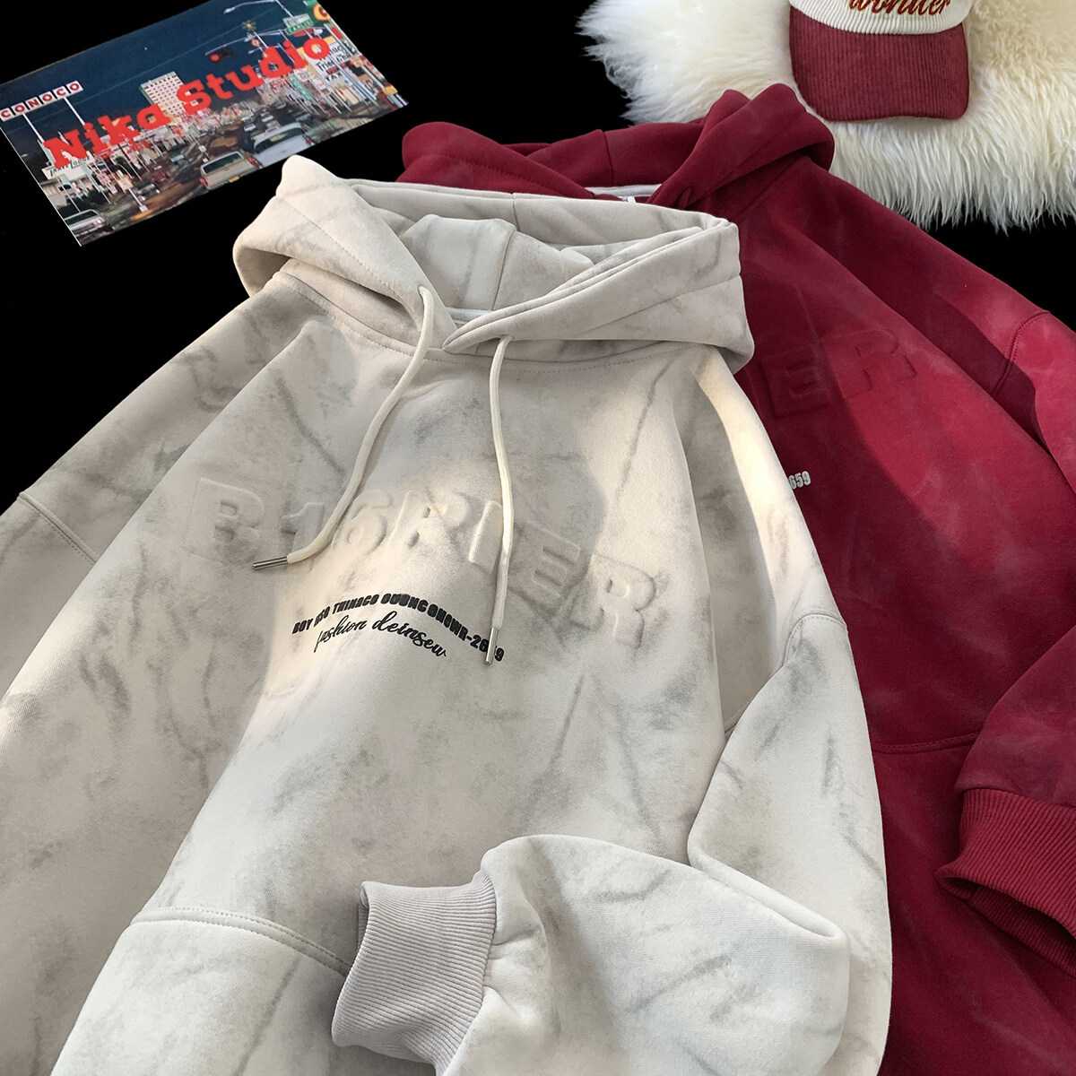 清涼感で好印象を手に入れる！白と水色のメンズパーカーで叶える大人の爽やかスタイル5選