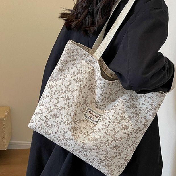 キャンバストート 小花柄の風合い豊かな肩掛けバッグ