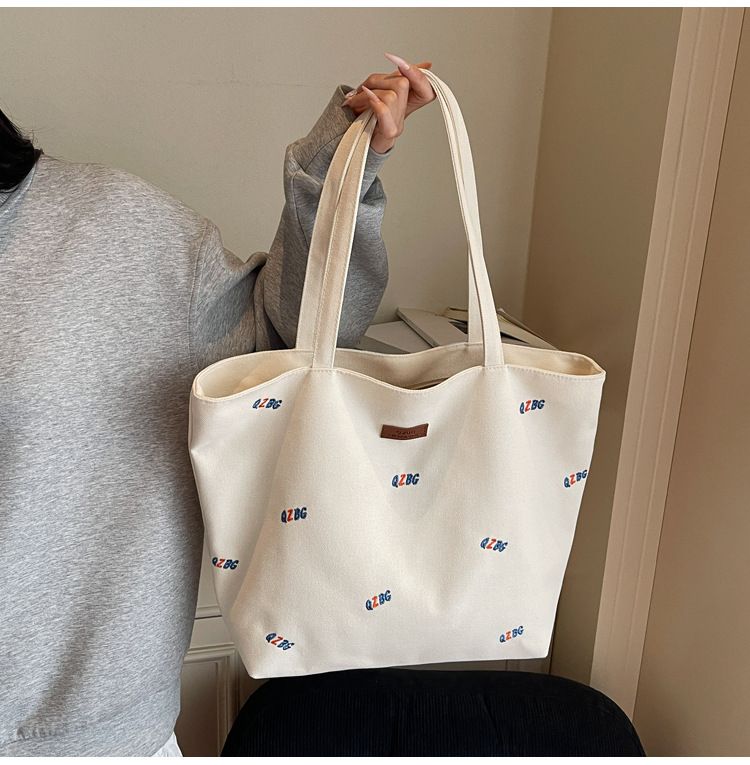 キャンバストート 彩り文字刺繍 ゆったり肩掛けトート