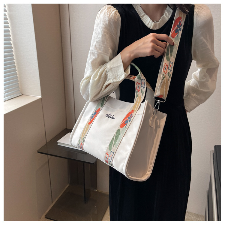 キャンバストート フラワー刺繍ストラップ付き 2WAYバッグ