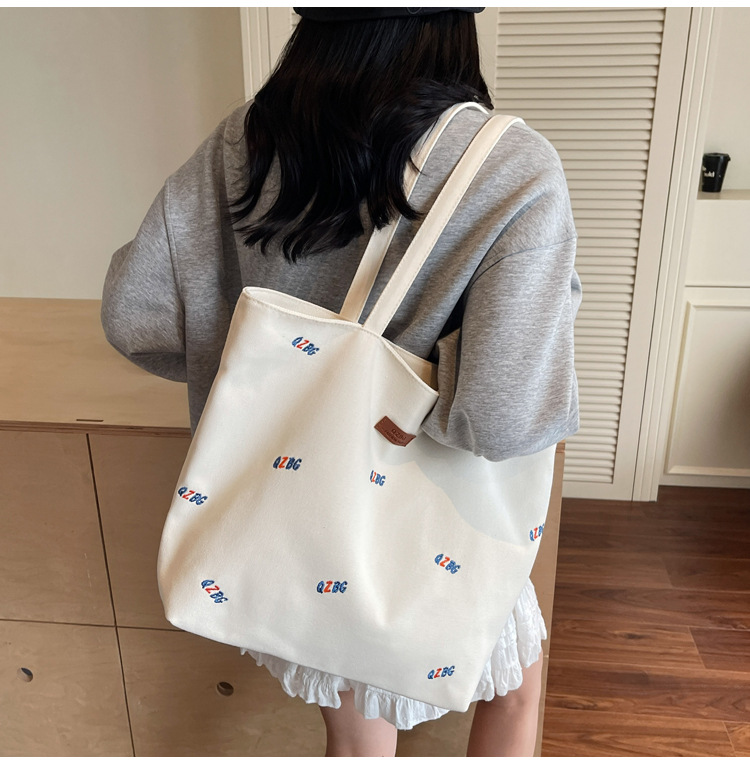 キャンバストート 彩り文字刺繍 ゆったり肩掛けトート