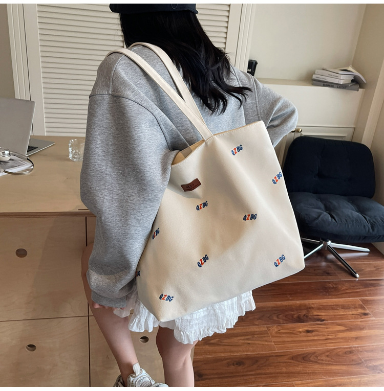 キャンバストート 彩り文字刺繍 ゆったり肩掛けトート