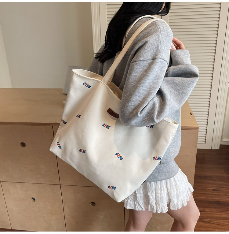 キャンバストート 彩り文字刺繍 ゆったり肩掛けトート