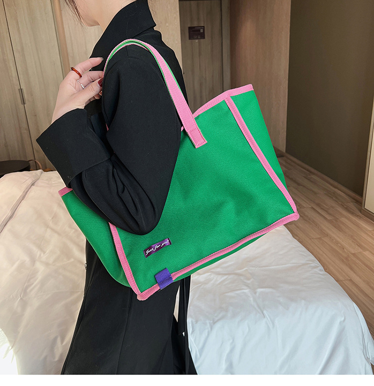 キャンバストート配色テープが映えるカジュアルショルダーバッグ