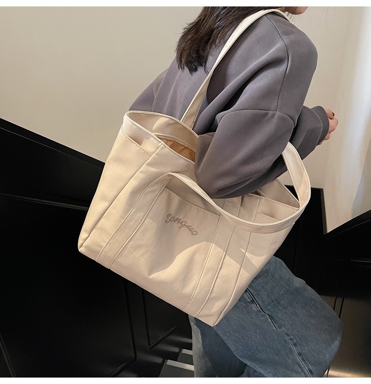 キャンバストート シンプル刺繍入り肩掛けトート