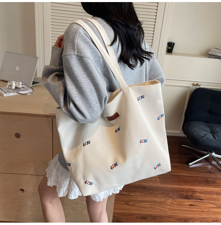 キャンバストート 彩り文字刺繍 ゆったり肩掛けトート