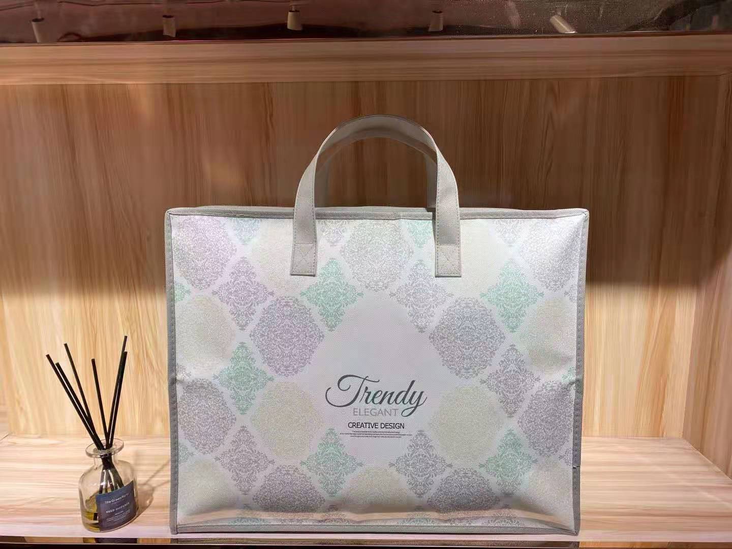 キャンバストート 透け感が美しい幾何学模様の大容量横長トート