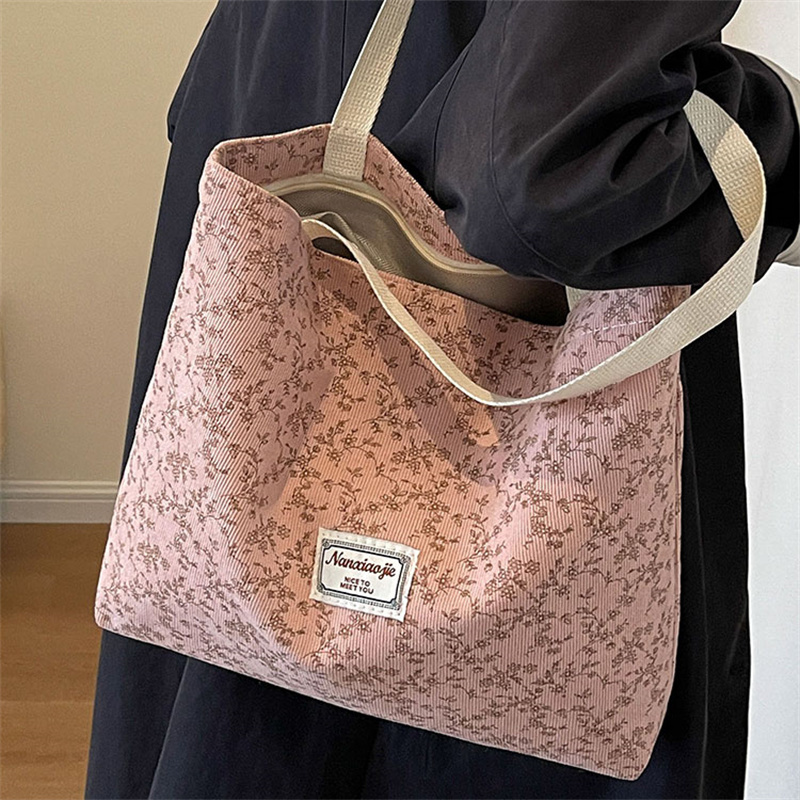 キャンバストート 小花柄の風合い豊かな肩掛けバッグ