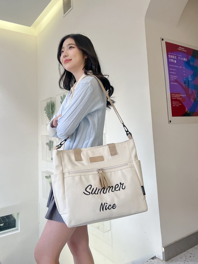 キャンバストート 夏の装い 実用的トートバッグ