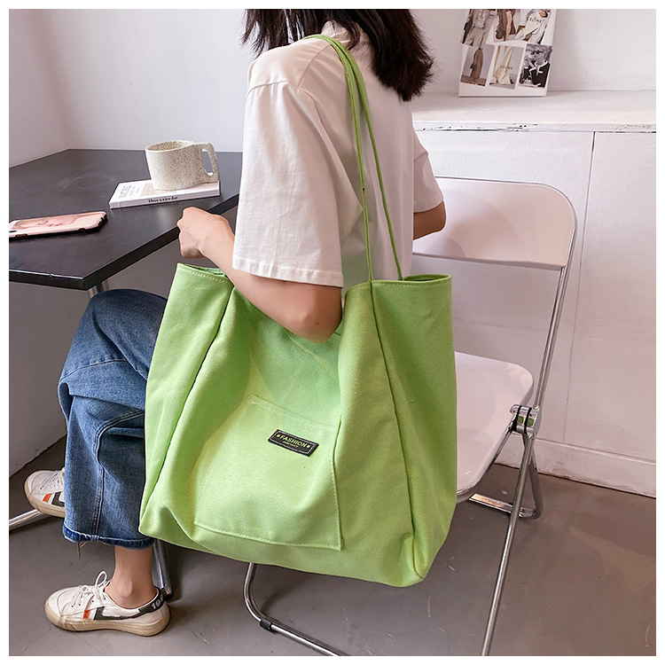 キャンバストート ゆったりポケット付き肩掛けトート