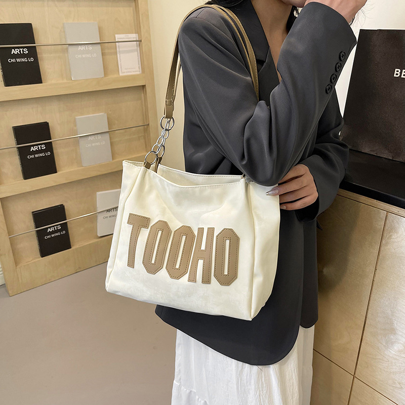 キャンバストート 立体ロゴ刺繍チェーンストラップ付き大容量帆布バッグ