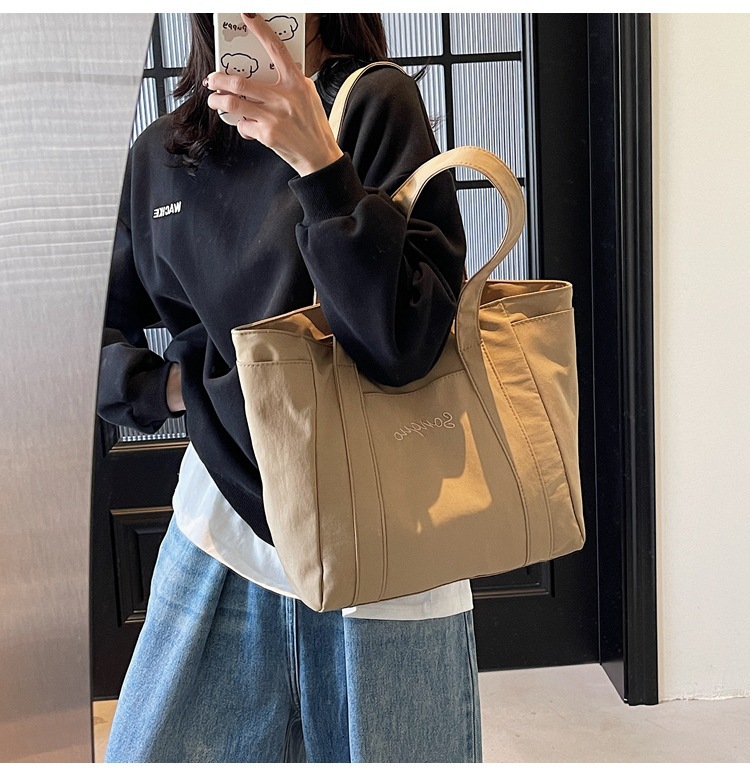 キャンバストート シンプル刺繍入り肩掛けトート