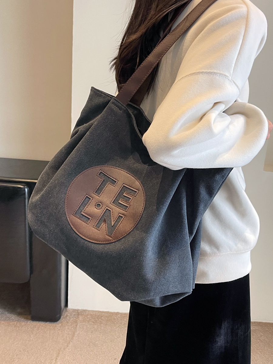 キャンバストート 革飾り円形ロゴ入りキャンバストート