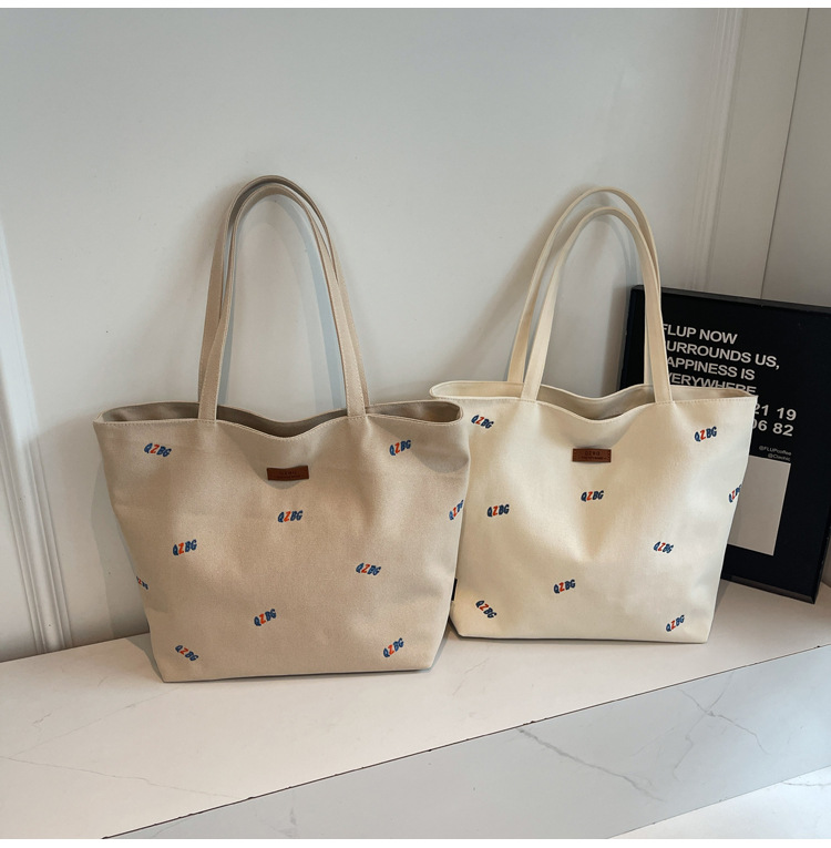 キャンバストート 彩り文字刺繍 ゆったり肩掛けトート