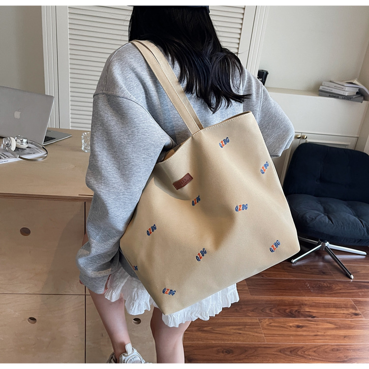 キャンバストート 彩り文字刺繍 ゆったり肩掛けトート