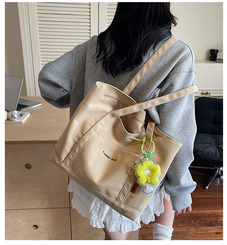 キャンバストート 花チャーム付き大容量キャンバストート