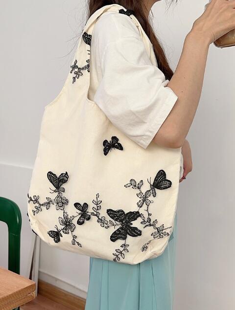 蝶々刺繍大容量キャンバストートバッグ