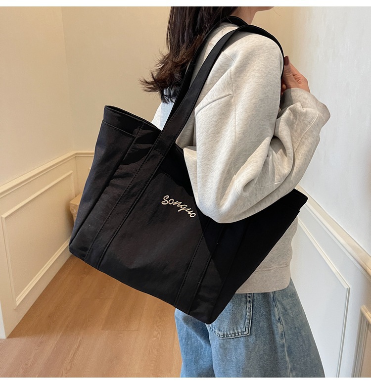 キャンバストート シンプル刺繍入り肩掛けトート