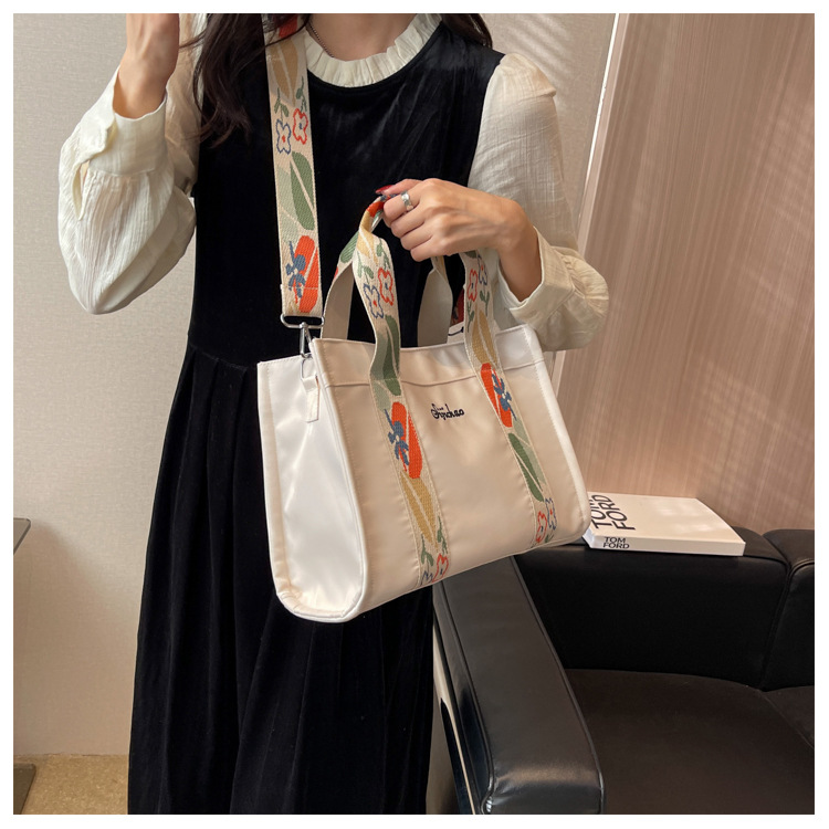 キャンバストート フラワー刺繍ストラップ付き 2WAYバッグ