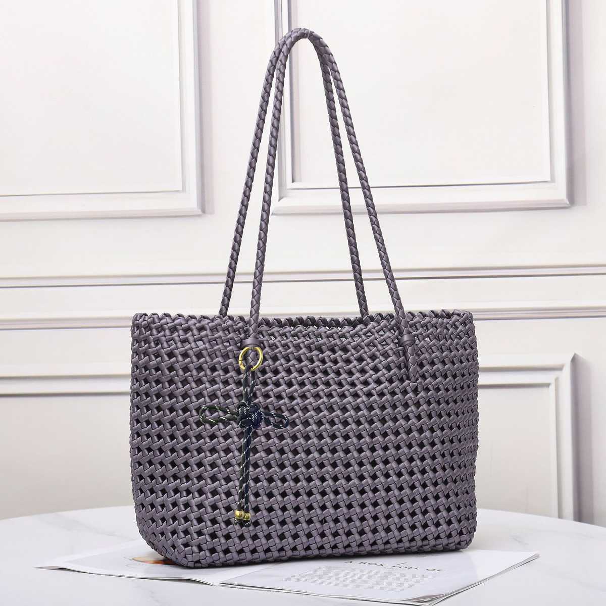 機能的なトートバッグ5選！通勤やお出かけに使える大容量で軽量な人気アイテム