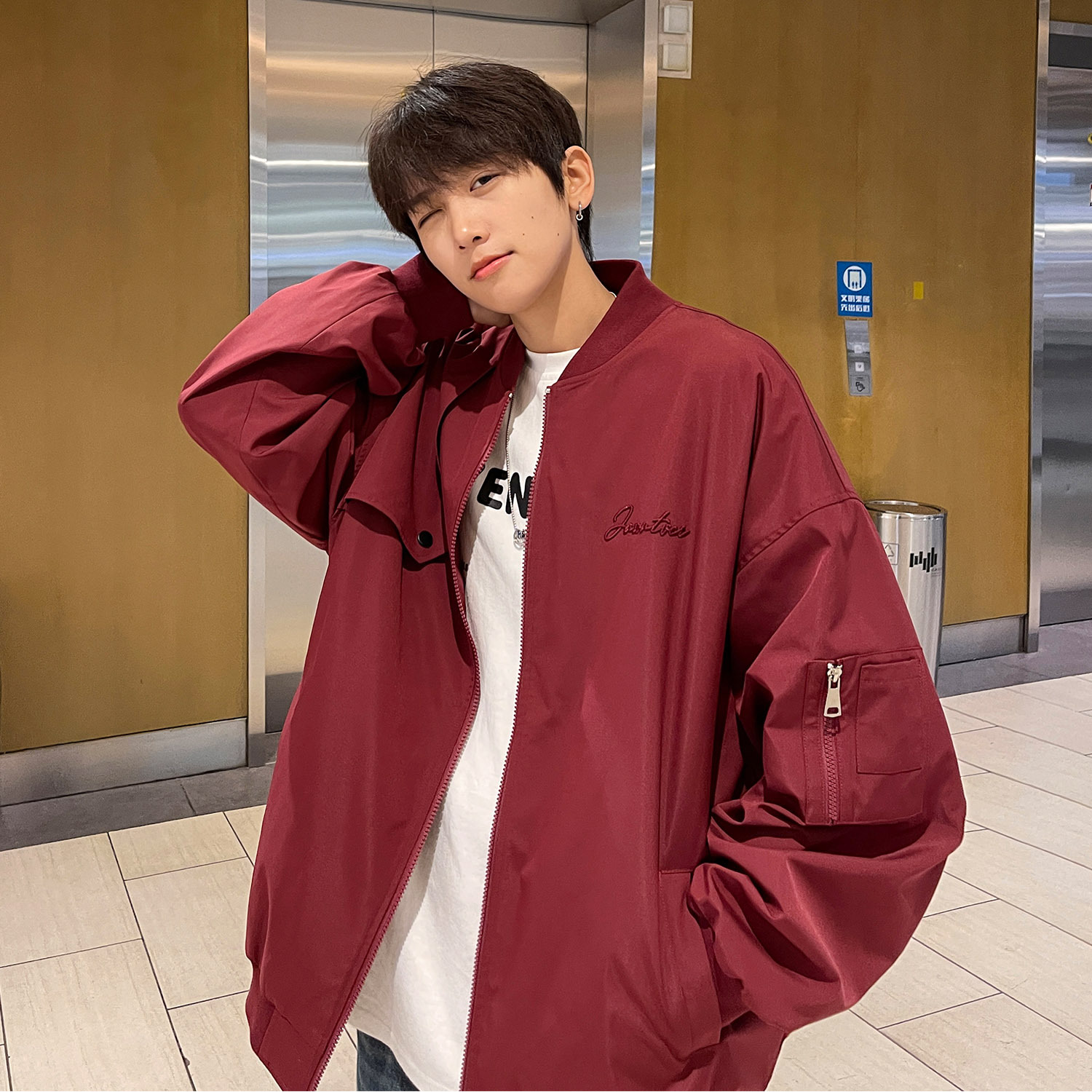 トラックジャケット 刺繍ロゴ入りナイロン製ゆったりトラックジャケット