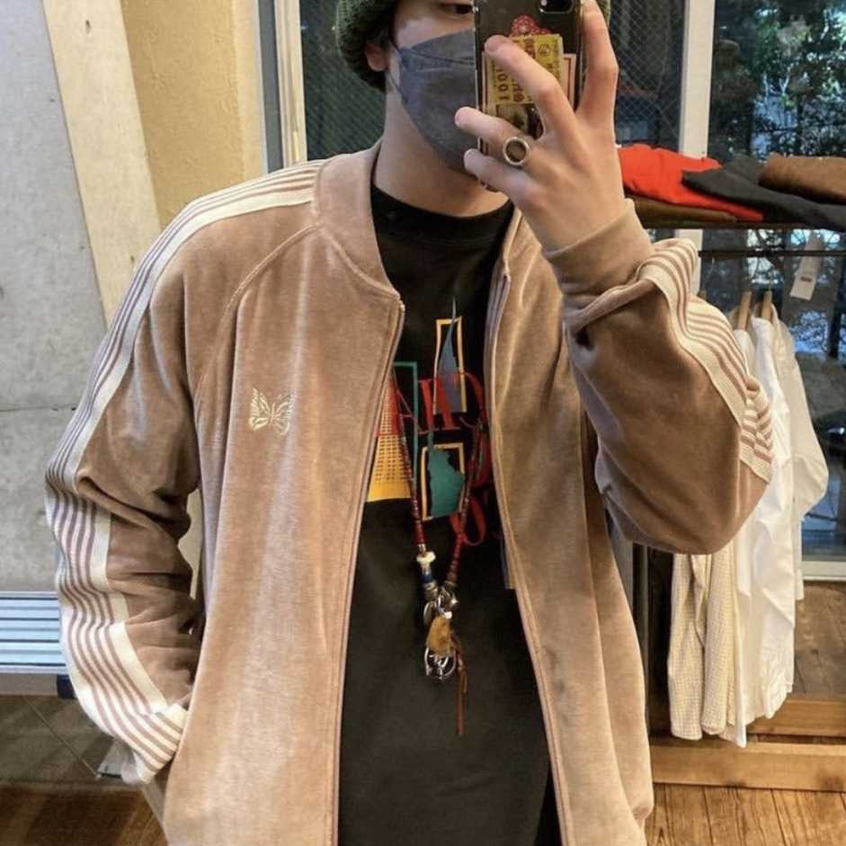トラックジャケットで楽しむ！茶色コーデの魅力的なスタイル10選