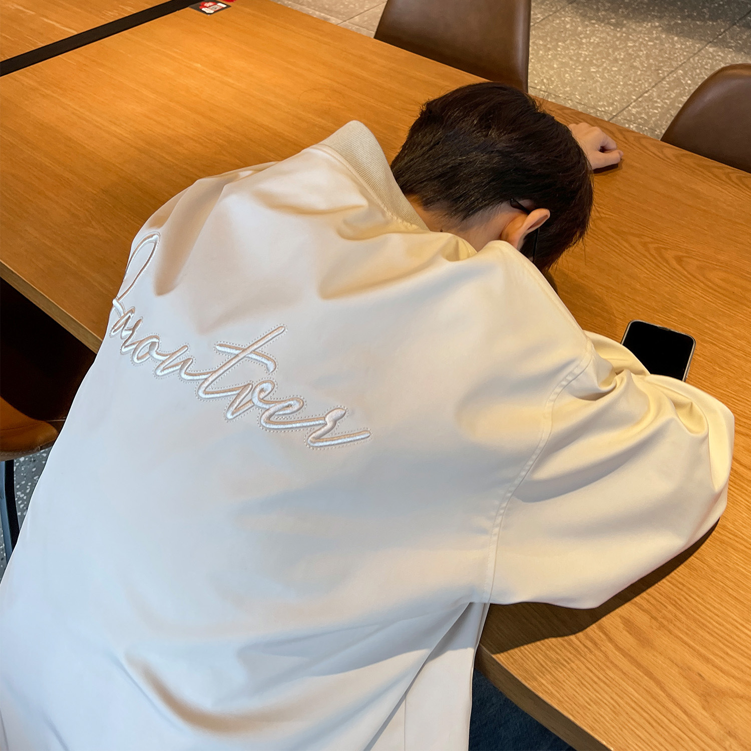 トラックジャケット 刺繍ロゴ入りナイロン製ゆったりトラックジャケット