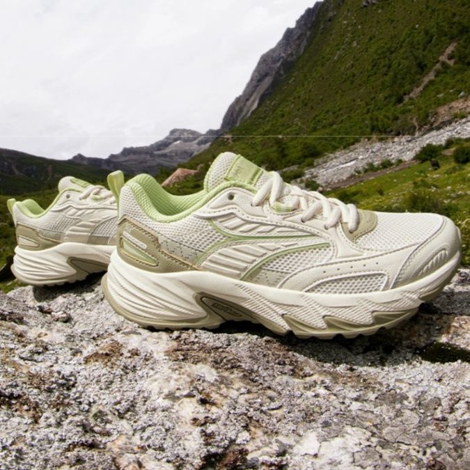 トレイルランニングシューズ 山岳征服 軽快トレイルシューズ