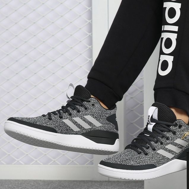 トレイルランニングシューズ 軽快ステップ 山道フライト