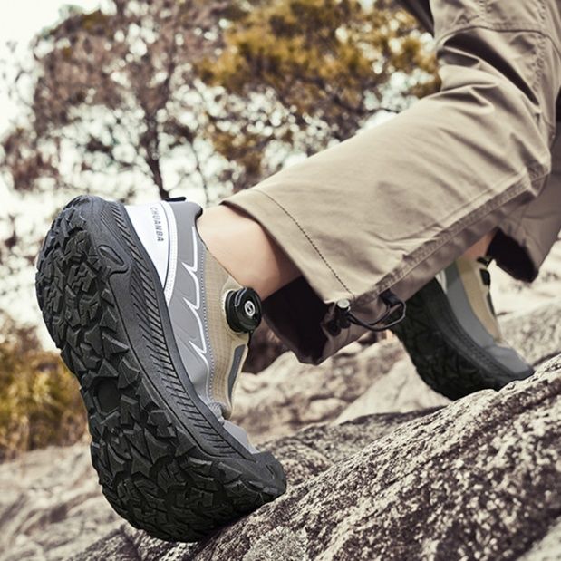 トレイルランニングシューズ 山岳地形対応回転式締め付け機構搭載メンズトレイルシューズ