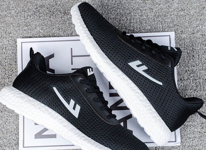 トレイルランニングシューズ 軽量通気性メッシュ山道走行用メンズ運動靴