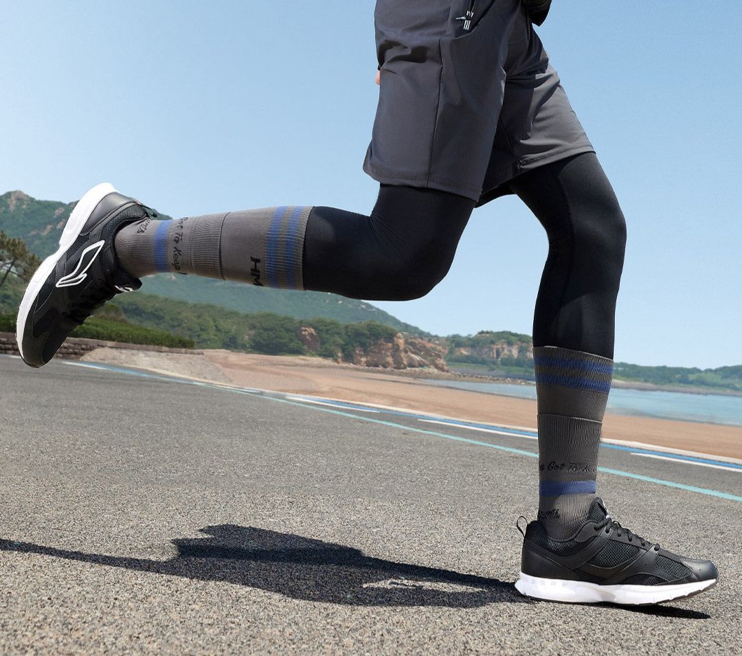 トレイルランニングシューズ 軽量通気性メッシュ山道対応メンズ運動靴