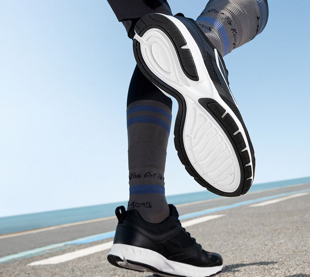 トレイルランニングシューズ 軽量通気性メッシュ山道対応メンズ運動靴