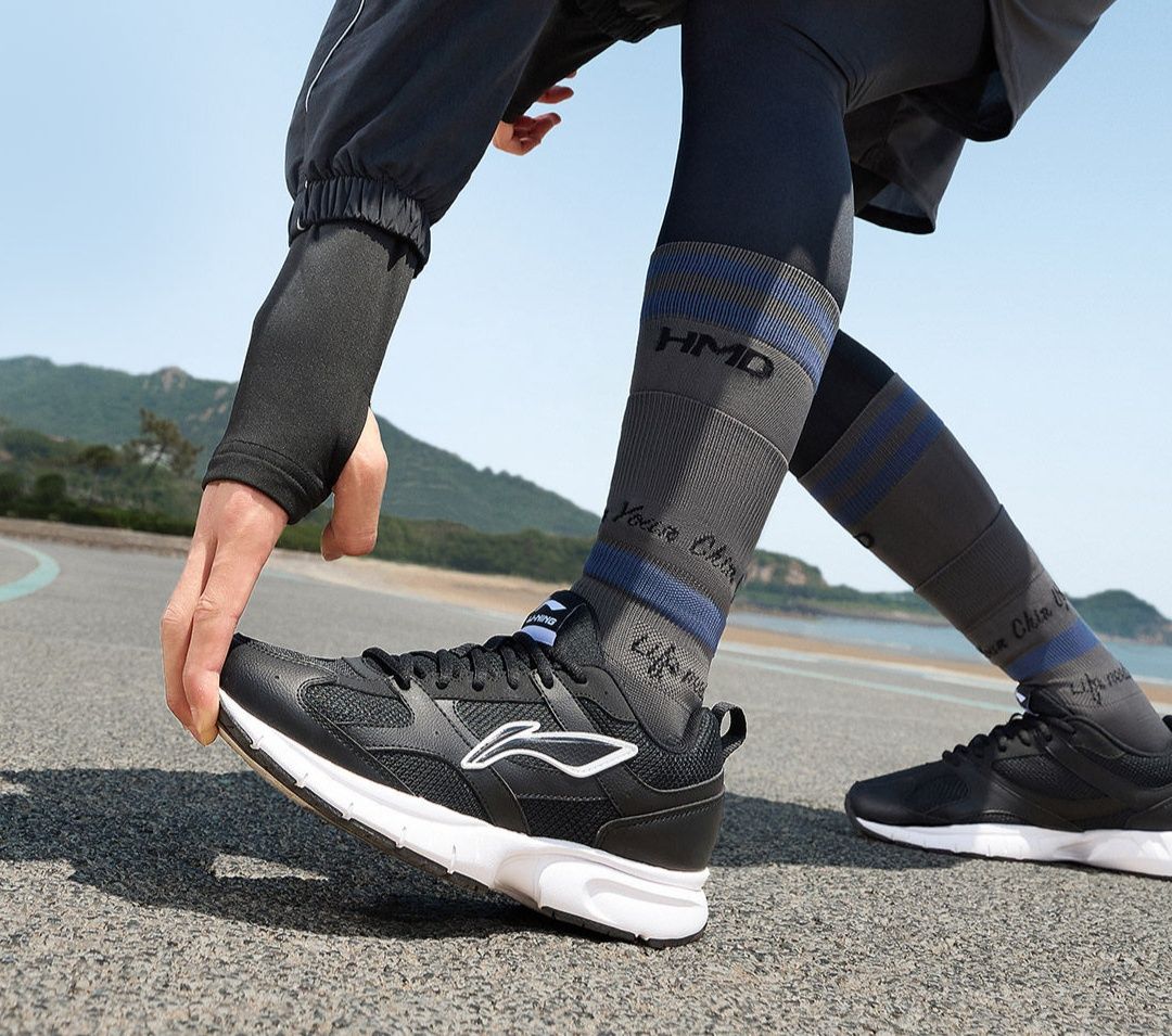 トレイルランニングシューズ 軽量通気性メッシュ山道対応メンズ運動靴