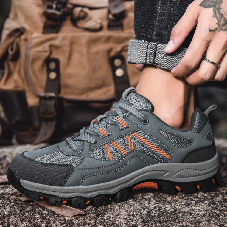 トレイルランニングシューズ レディース向け全地形対応型トレイルランニングシューズ