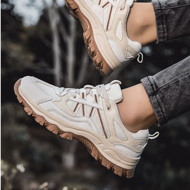 トレイルランニングシューズ レディース向け全地形対応型トレイルランニングシューズ