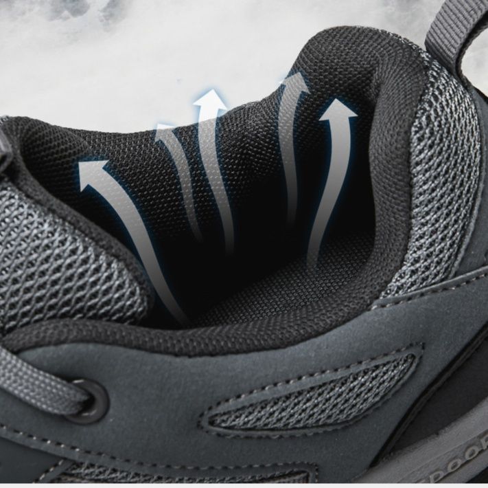 トレイルランニングシューズ レディース向け全地形対応型トレイルランニングシューズ