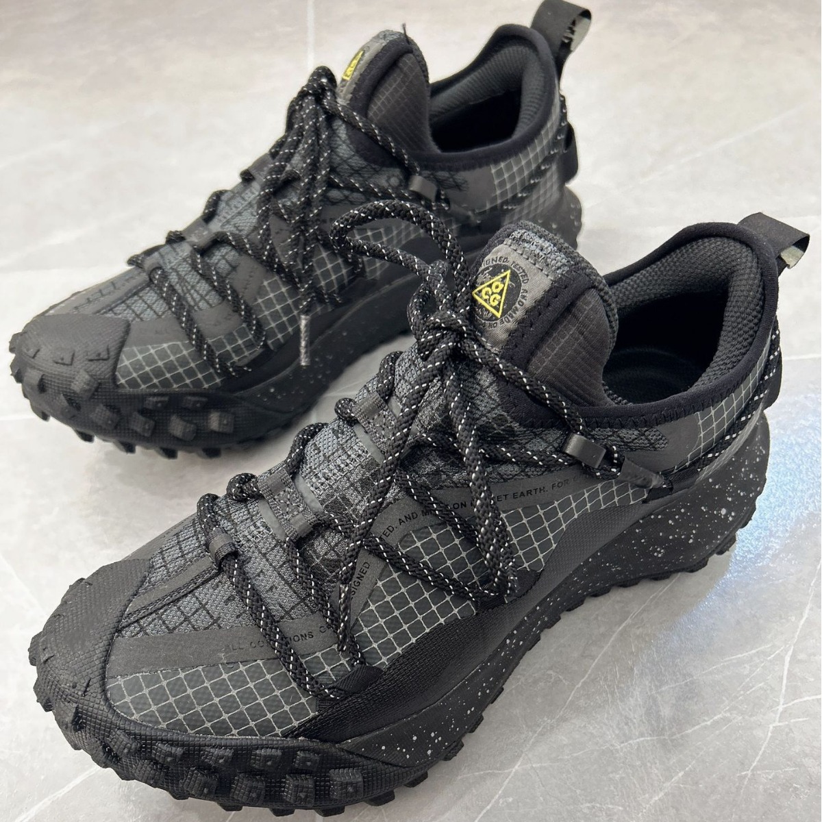 トレイルランニングシューズ メンズ用グリップ力抜群の格子柄トレイルランニングシューズ