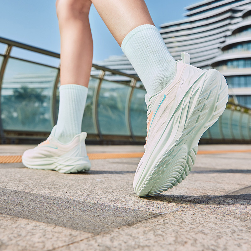 トレイルランニングシューズ 軽量厚底クッション性抜群のレディーストレイルシューズ