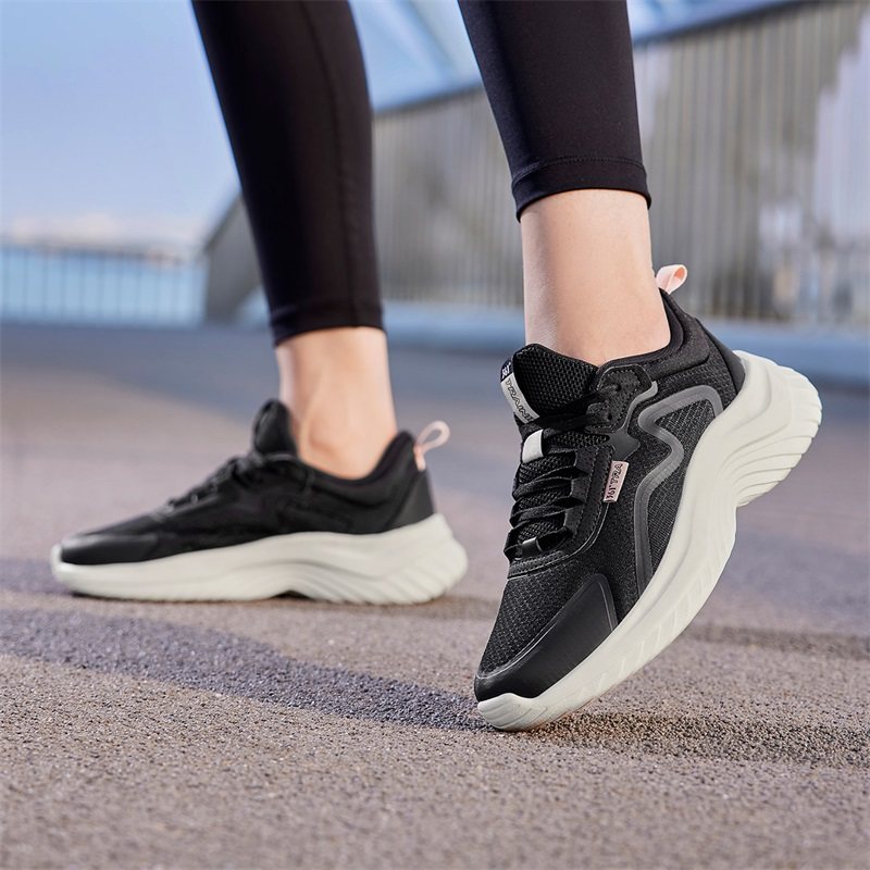 トレイルランニングシューズ 厚底波型ソール軽量レディーストレイルランニングシューズ