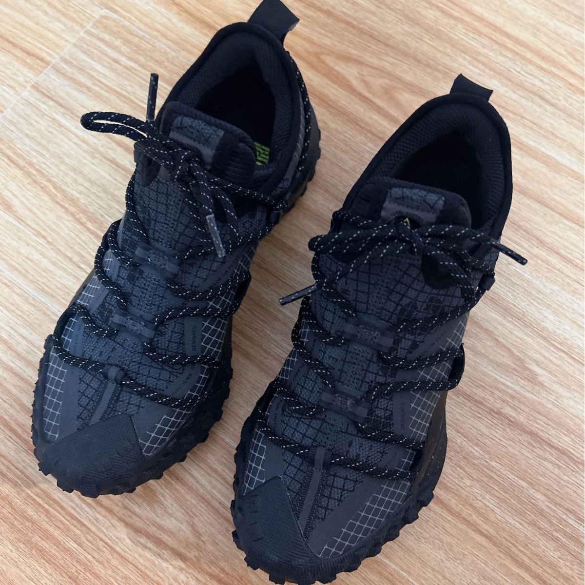 トレイルランニングシューズ メンズ用グリップ力抜群の格子柄トレイルランニングシューズ