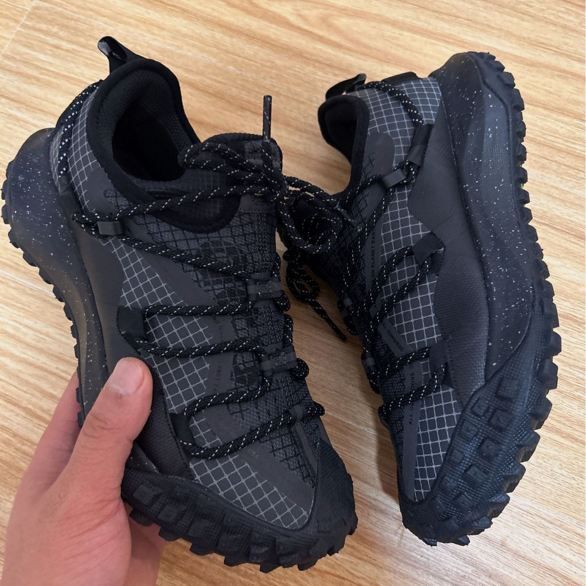 トレイルランニングシューズ メンズ用グリップ力抜群の格子柄トレイルランニングシューズ