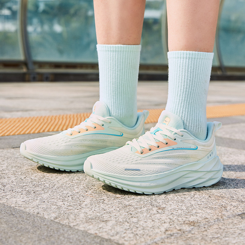 トレイルランニングシューズ 軽量厚底クッション性抜群のレディーストレイルシューズ