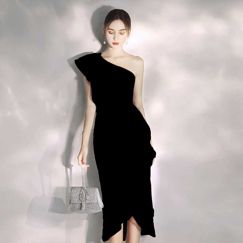 スタイルアップが叶う！上品な黒いフォーマルワンピース5選