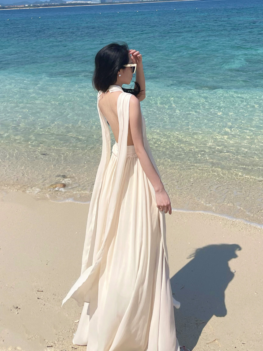 リゾートワンピース 優美な海辺のホルターネックドレス