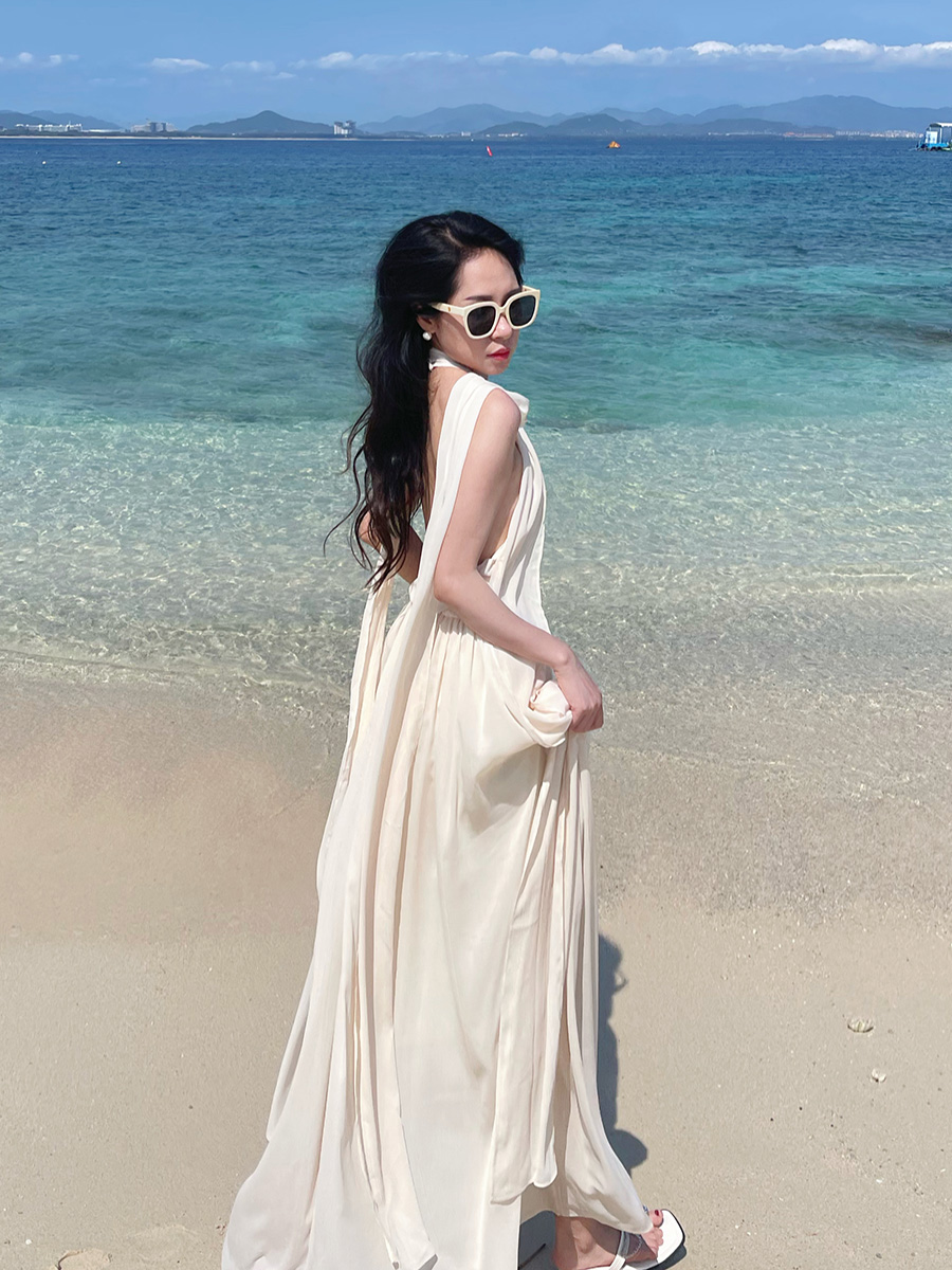リゾートワンピース 優美な海辺のホルターネックドレス