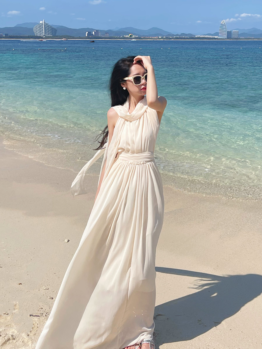 リゾートワンピース 優美な海辺のホルターネックドレス